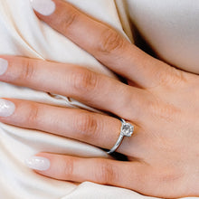 Load image into Gallery viewer, ITI NYC Round 4 Prong High TIF Style Solitaire