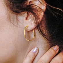 Load image into Gallery viewer, Round Tube Hoop Earring with Post in 14K Gold (2 mm)