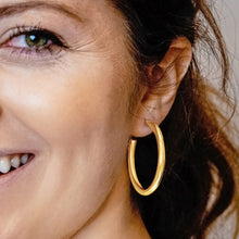 Load image into Gallery viewer, Round Tube Hoop Earring with Post in 14K Gold (4 mm)