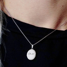 Load image into Gallery viewer, ITI NYC Plain Oval Locket in Sterling Silver with Optional Engraving (23 x 14 mm - 57 x 39 mm)