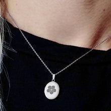 Load image into Gallery viewer, ITI NYC Plain Oval Locket in Sterling Silver with Optional Engraving (23 x 14 mm - 57 x 39 mm)

