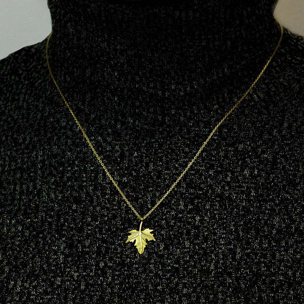 Maple Leaf Necklace in Sterling Silver (19 x 15 mm)