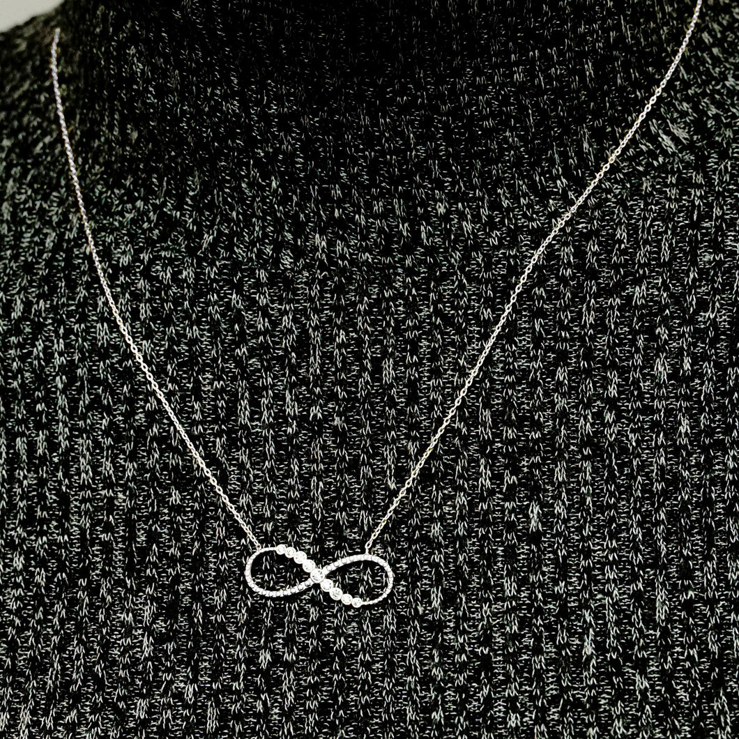 Infinity Necklace in Sterling Silver (27 x 11mm)